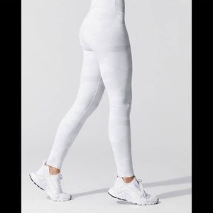 NWOT Alo Yoga camo leggings